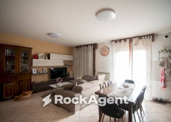 Salone - Appartamento Montecalvo in Foglia - foto 3