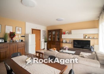 Salone - Appartamento Montecalvo in Foglia - foto 5