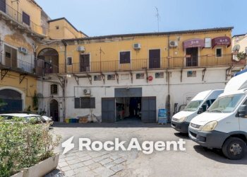 Facciata - Magazzino piazza Maravigna, 9, Catania - foto 1