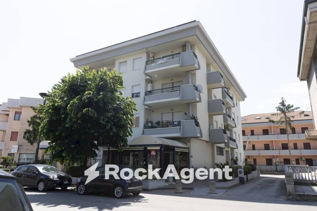 Facciata - Three-room apartment via Giuseppe Mazzini, 108, Alba Adriatica - photo 1