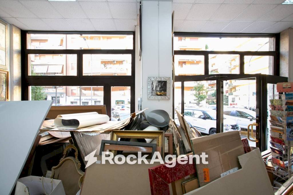 Interno non residenziale - Negozio via Val d'Ossola, 33, Roma - foto 3