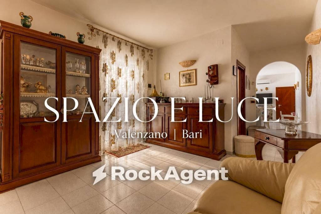 Salone - Trilocale via Martiri di Via Fani, 25, Valenzano - foto 1