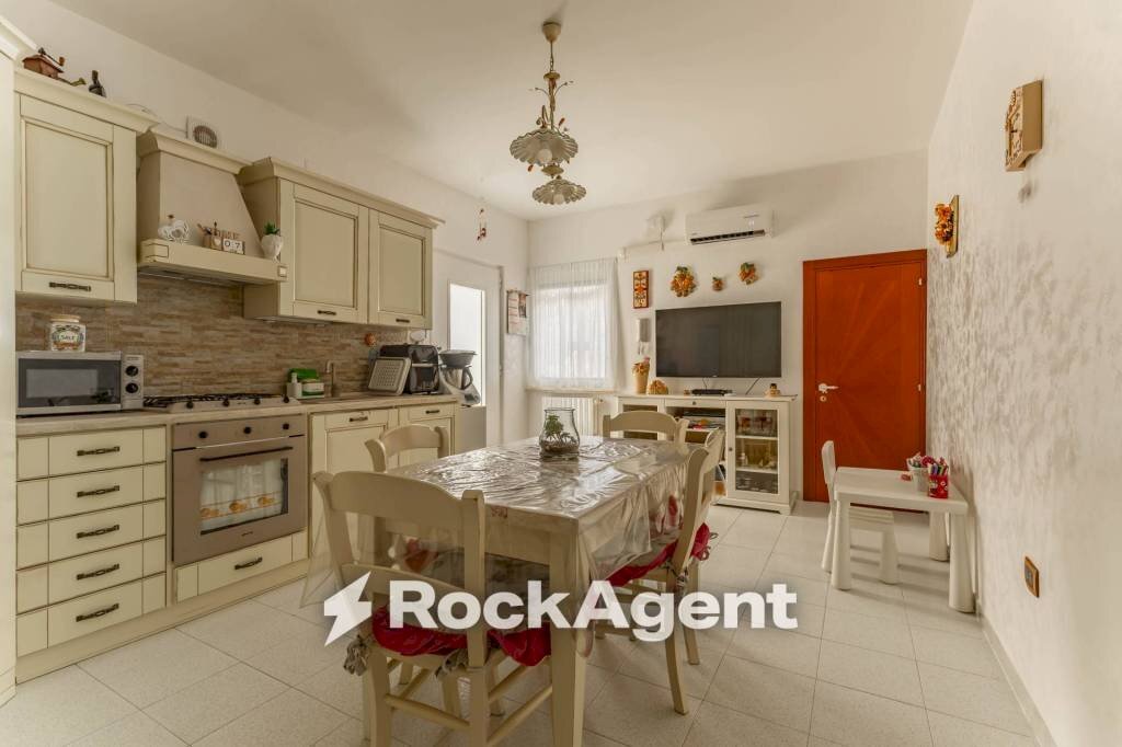 Cucina - Trilocale via Martiri di Via Fani, 25, Valenzano - foto 2
