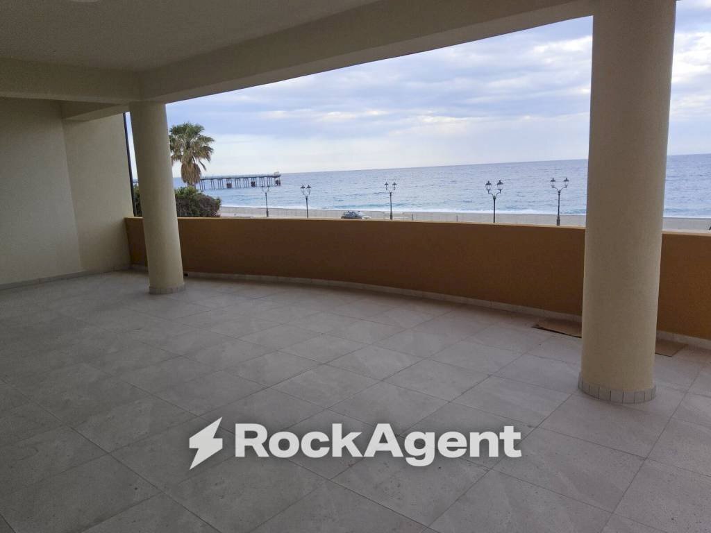 Veranda - Three-room apartment Lungomare delle Palme, Siderno - photo 2