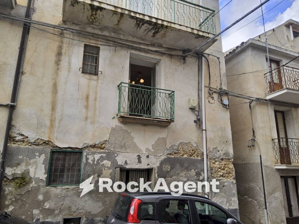 Cortile interno - Casa indipendente via Giacomo Leopardi, 36, Gioiosa Ionica - foto 3