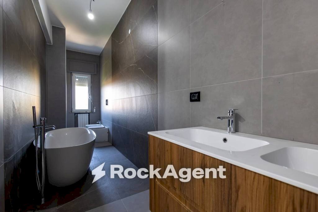 Bagno - Quadrilocale viale Vincenzo de Filippis, 320, Catanzaro - foto 2