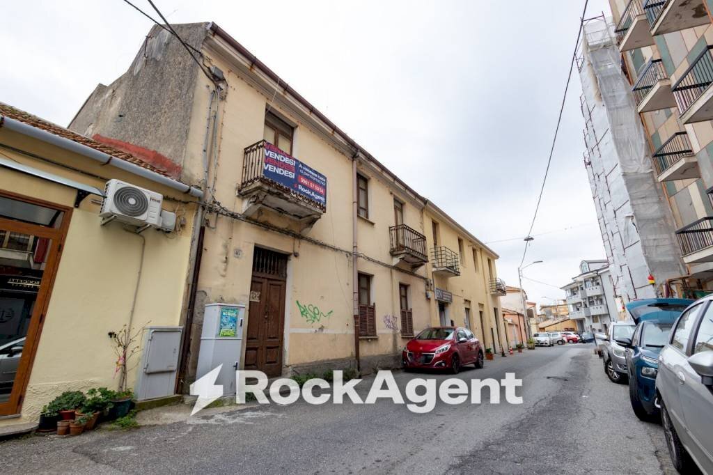 Zona - Stable - Palace via Francesco Paglia, 44, Catanzaro - photo 1