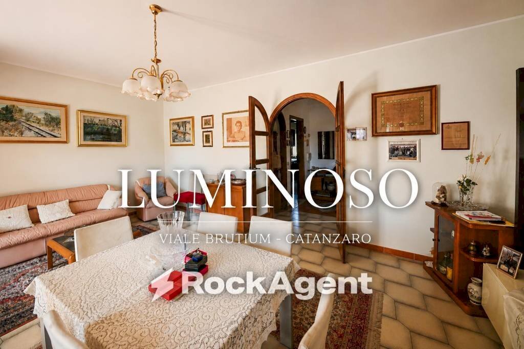 Salone - Four-room apartment viale Brutium, 10, Catanzaro - photo 1