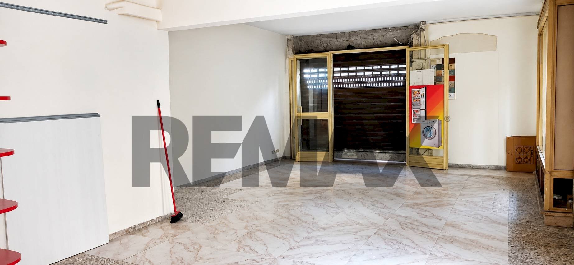 Stanza vuota - Locale Commerciale Viale privato delle nebulose
6, Napoli - foto 3