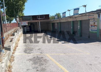 Edificio all\'aperto - Locale Commerciale Via Nuova Del Campo
50, Napoli - foto 1