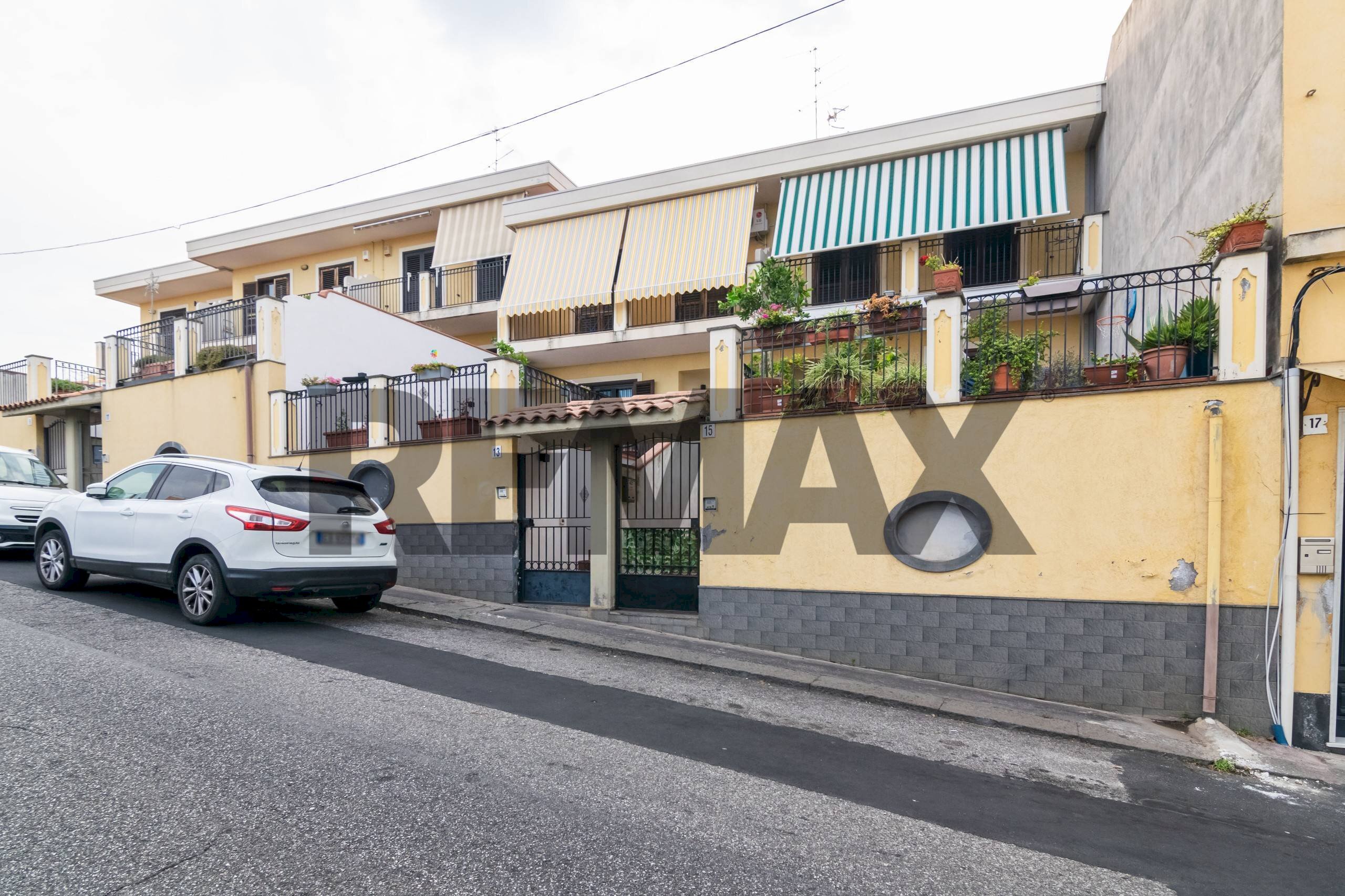 Edificio all\'aperto - Villa a Schiera Via Castelnuovo Don Bosco
 
snc, Acireale - foto 1
