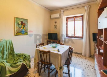 Sala da pranzo - Appartamento Via Del Rotolo
 
42, Catania - foto 7