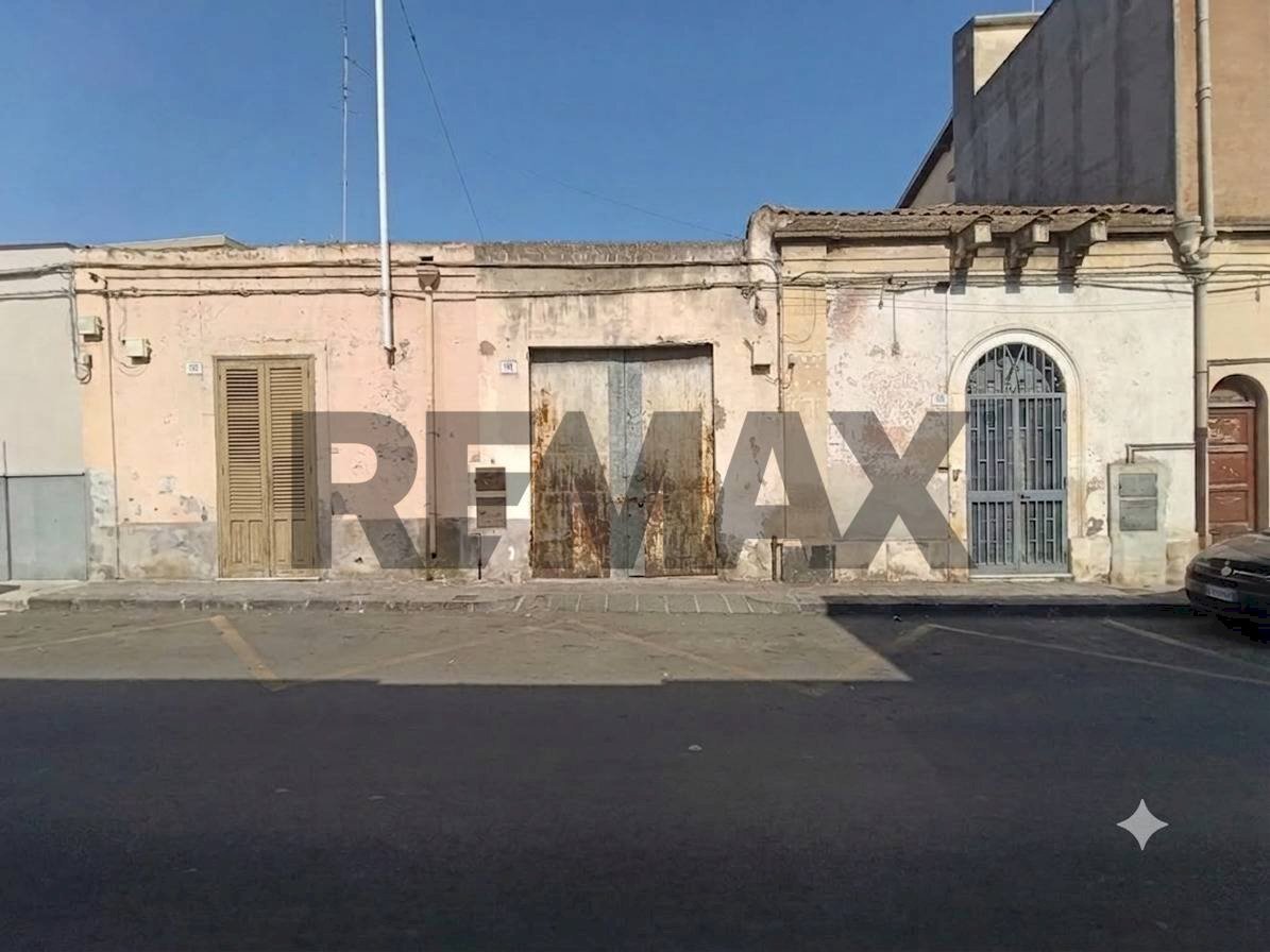 Edificio all\'aperto - Casa indipendente Via Del Bosco
 
348-350, Catania - foto 1