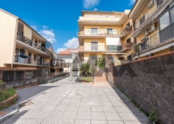 Edificio all\'aperto - Box VIA VITTORIO EMANUELE (VICO PREMUDA  )
 
1, Gravina di Catania - photo 4