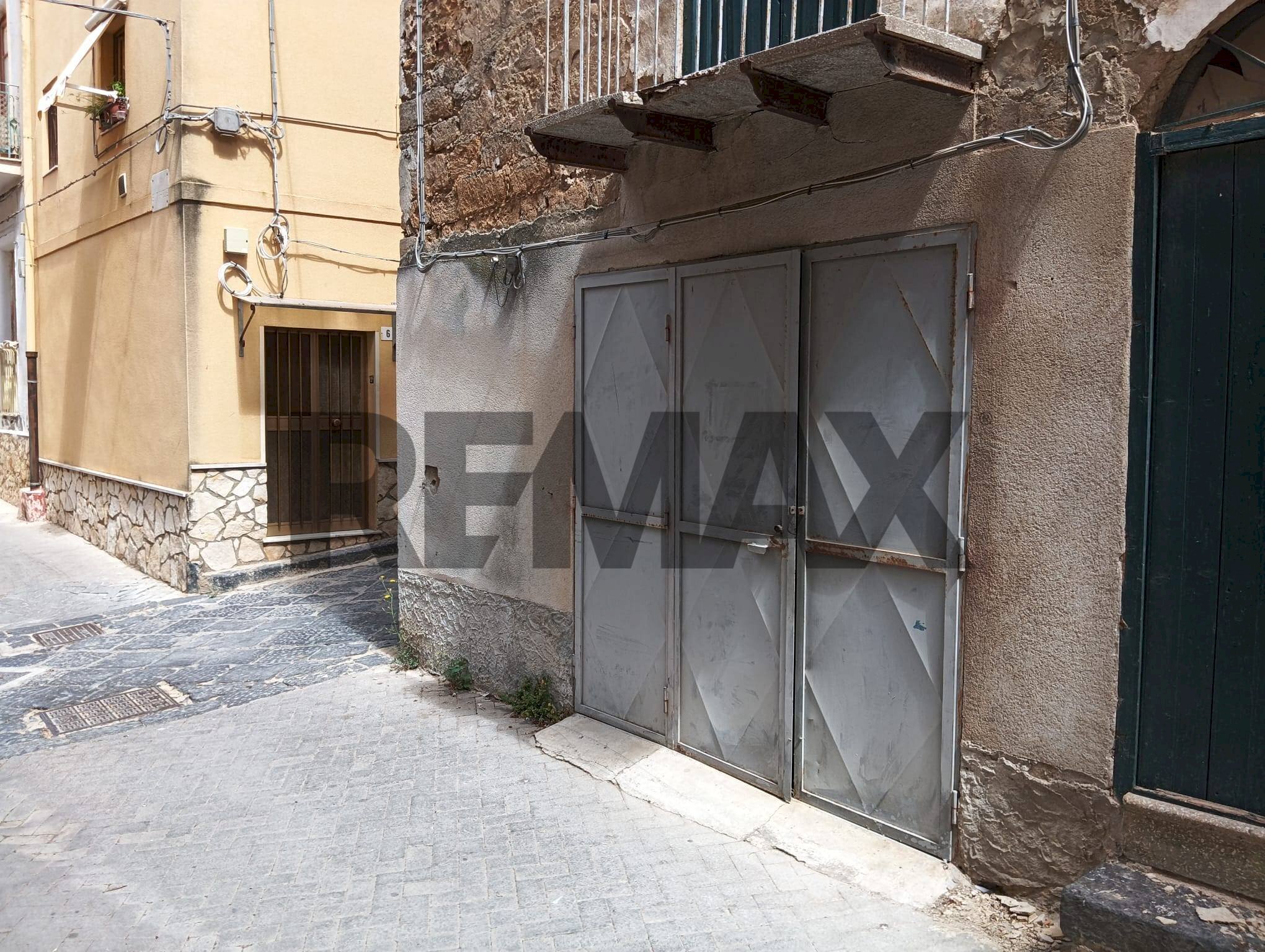 Edificio all\'aperto - Box Via Suterese
 
27, Caltanissetta - foto 1