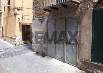 Edificio all\'aperto - Box Via Suterese
 
27, Caltanissetta - foto 1