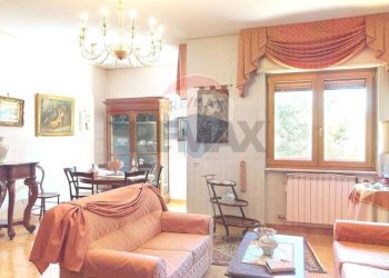 Sala da pranzo - Appartamento Via Giuseppe De Falco
4, Caserta - foto 7