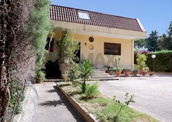 VISTA PROSPETTO INGRESSO PRINCIPALE - Villa via Ferrarecce
 
138, Caserta - photo 1