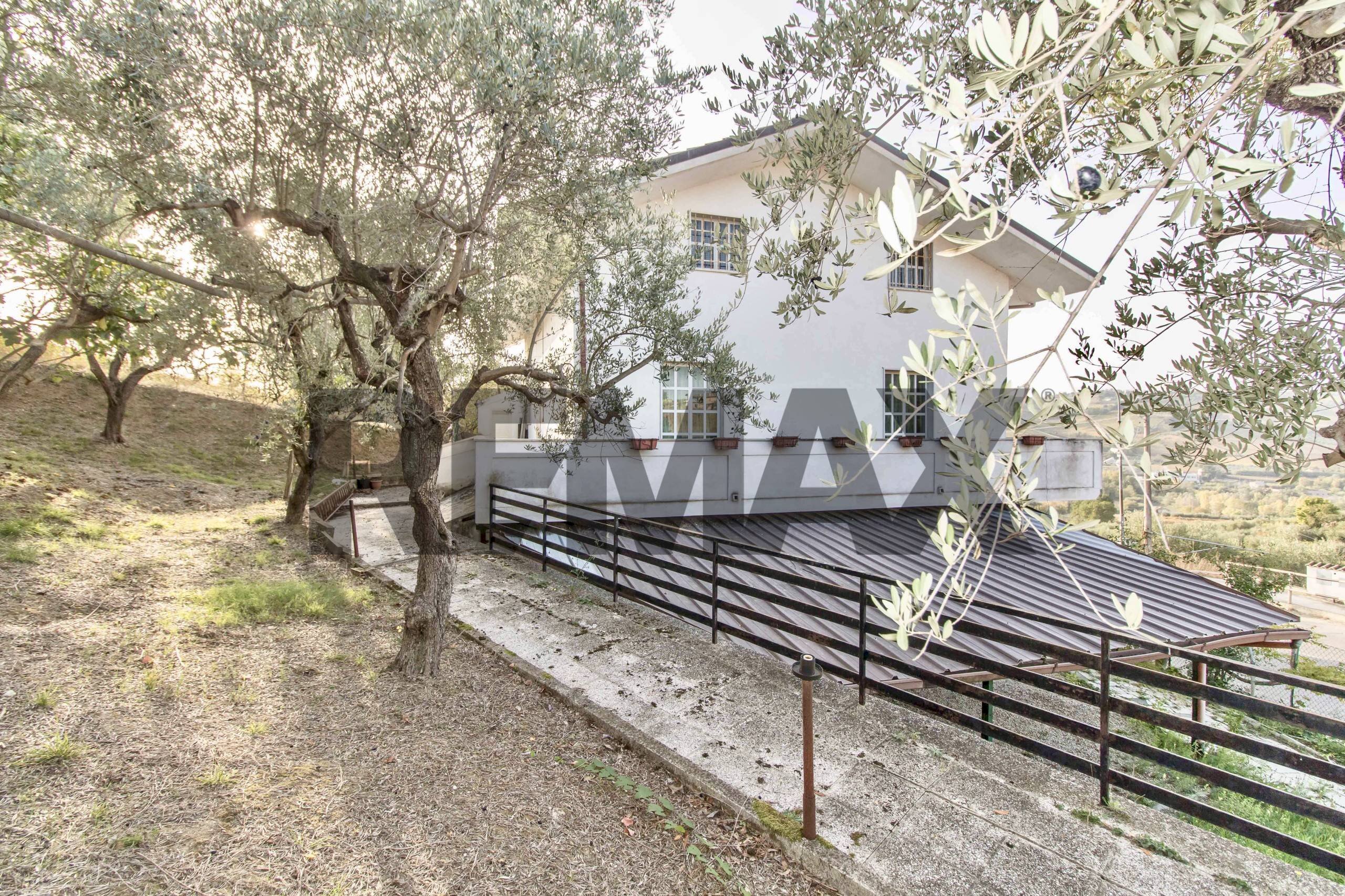 Casa all\'aperto - Villa Contrada Montupoli Avenna
 
128, Miglianico - foto 1