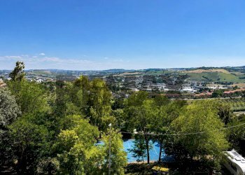 Vista delle montagne - Quadrilocale Via Girolamo Ginelli
 
61, Ancona - foto 4