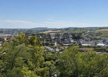 Vista delle montagne - Quadrilocale Via Girolamo Ginelli
 
61, Ancona - foto 26