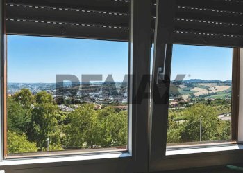 Vista delle montagne - Quadrilocale Via Girolamo Ginelli
 
61, Ancona - foto 27