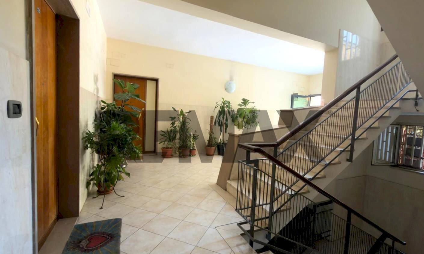 Ricezione / Lobby - Trilocale Via Michelangelo Schipa
44, Napoli - foto 3
