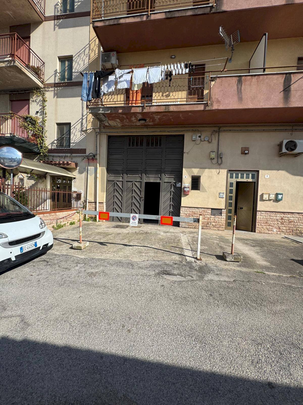 Edificio all\'aperto - Four-room apartment Via Santa Maria Di Gesu' - Fondo Saccone
7, Palermo - photo 2