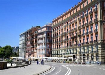 Edificio all\'aperto - Commercial Activity Riviera di Chiaia
115, Napoli - photo 13
