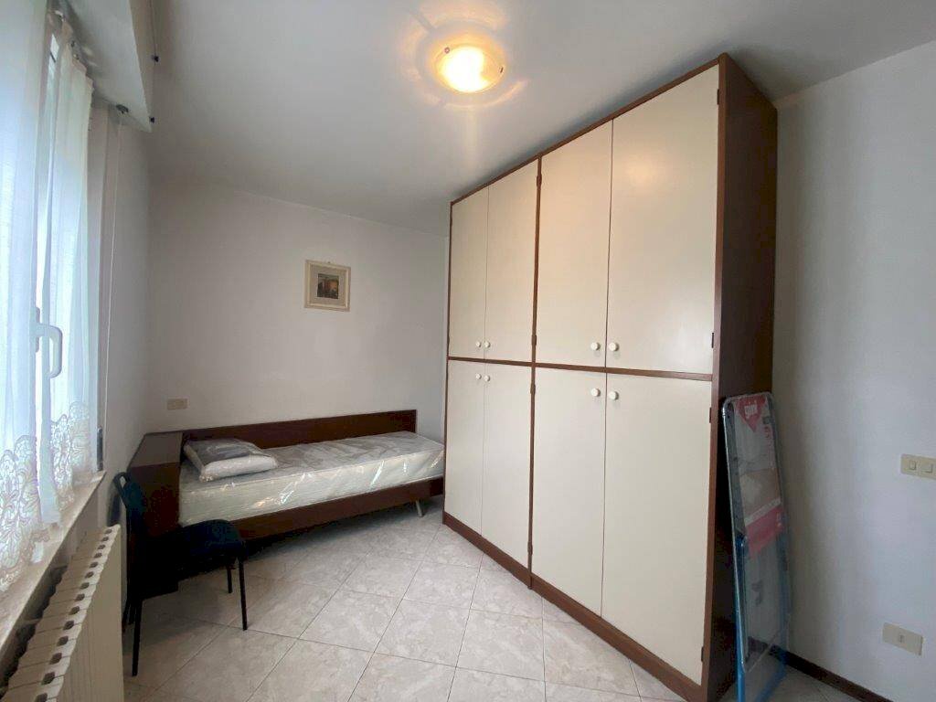 Camera da letto - Three-room apartment via Cufra, 1, Parma - photo 3