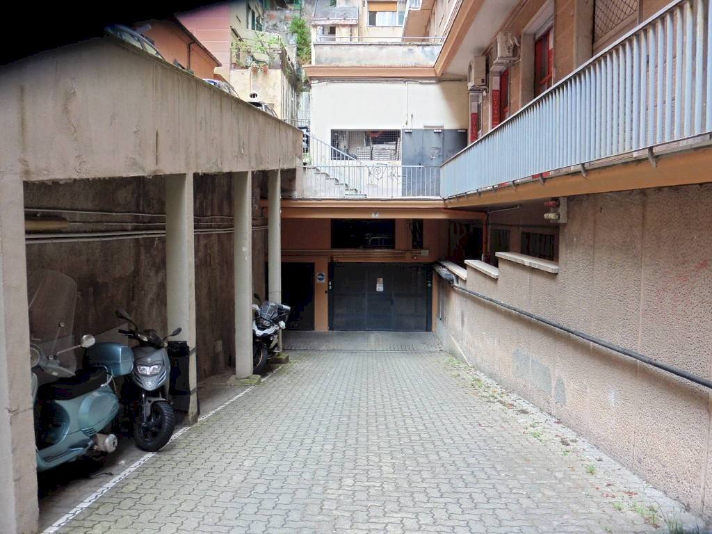 Cortile interno - Box via Caffaro, 8e, Genova (zona Castelletto) - foto 1