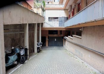 Cortile interno - Box via Caffaro, 8e, Genova (zona Castelletto) - foto 1