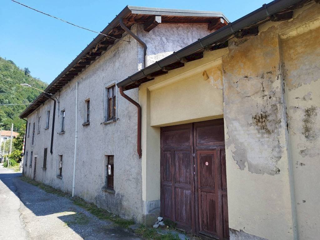 Facciata - Stabile - Palazzo via Vittorio Veneto, 12, Sangiano - foto 3