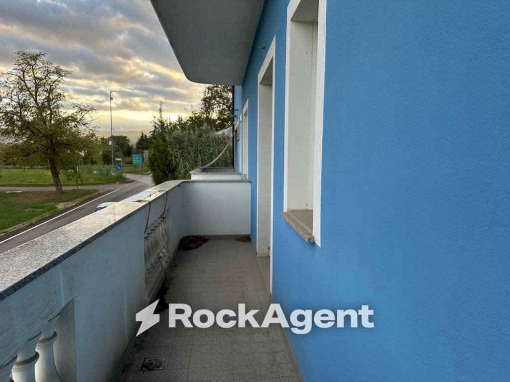 Balcone - Four-room apartment via del Villino, Alanno - photo 2