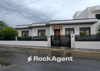Facciata - Villa via Marcinelle ang. L. Da Vinci, Salice Salentino - foto 1