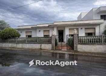 Facciata - Villa via Marcinelle ang. L. Da Vinci, Salice Salentino - foto 2