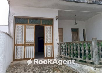 Facciata - Villa via Marcinelle ang. L. Da Vinci, Salice Salentino - foto 5