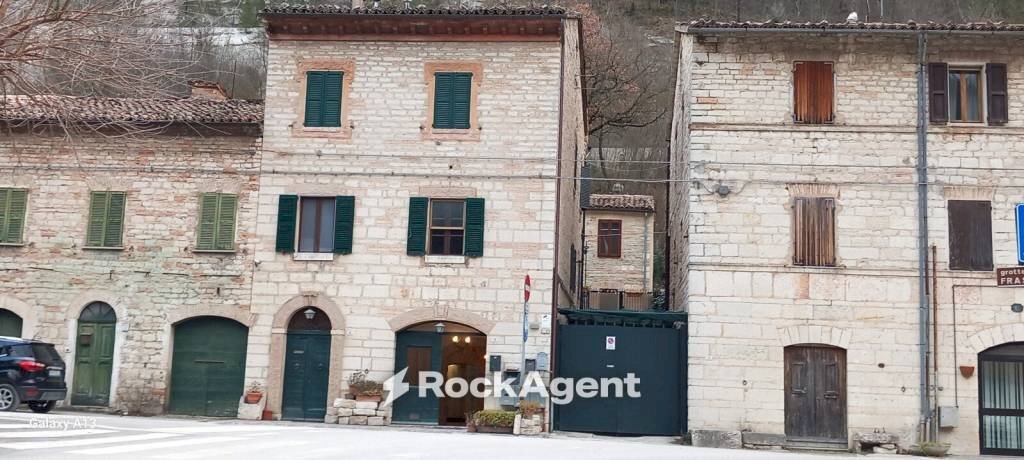 Facciata - Negozio via Camponocecchio 15, Genga - foto 1