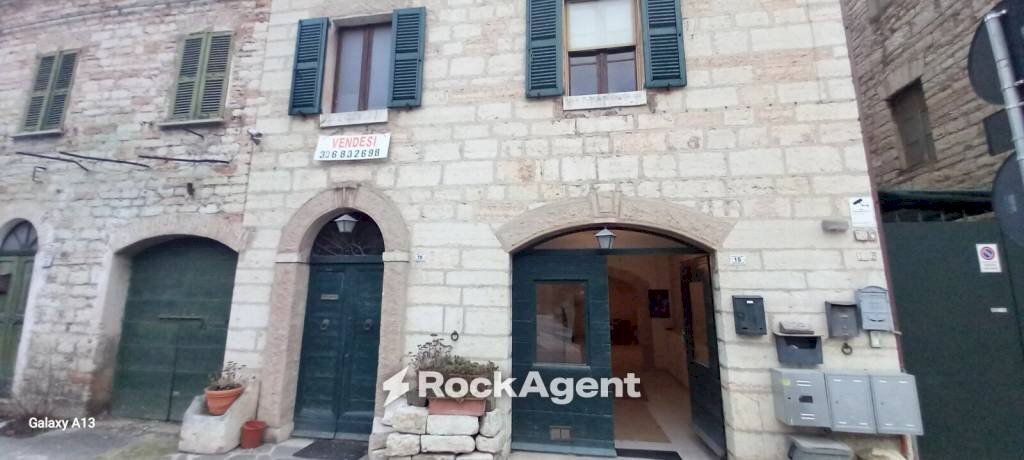 Facciata - Negozio via Camponocecchio 15, Genga - foto 2
