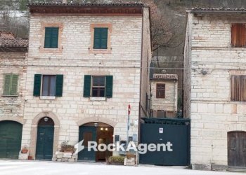 Facciata - Negozio via Camponocecchio 15, Genga - foto 1