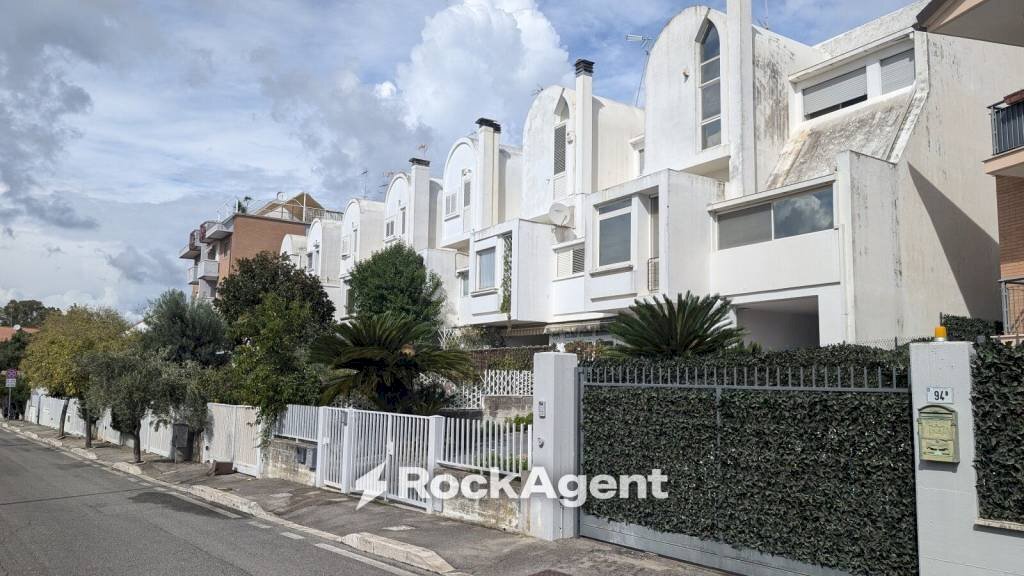Facciata - Villa a Schiera via Arcangelo Corelli, 112, Latina - foto 1