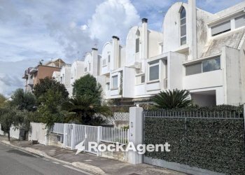 Facciata - Villa a Schiera via Arcangelo Corelli, 112, Latina - foto 1
