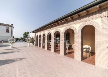 Shop Via Campione, Bagnolo San Vito - photo 3