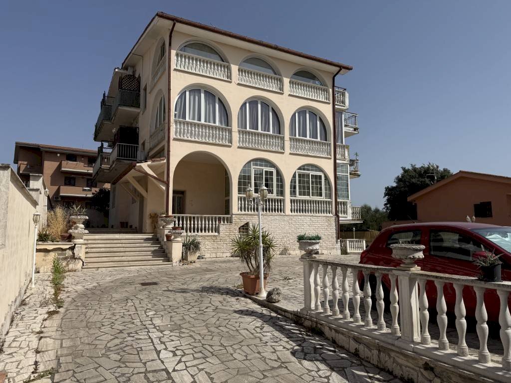 Four-room apartment Via Selegas, Roma - photo 1