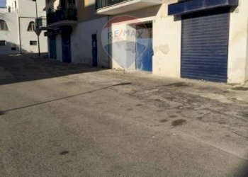 strada - Locale Commerciale Via Pietro Giannone
42, Vieste - foto 4
