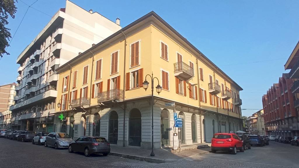 Facciata - Negozio viale Achille Marazza, 4, Borgomanero - foto 2