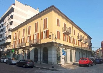 Facciata - Negozio viale Achille Marazza, 4, Borgomanero - foto 2