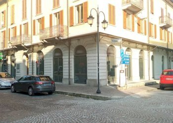 Facciata - Negozio viale Achille Marazza, 4, Borgomanero - foto 3