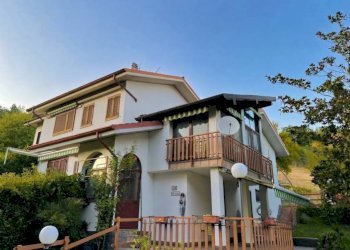 Facciata - Villa a Schiera via Telecco, San Sebastiano Curone - foto 1