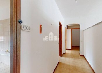 Corridoio - Four-room apartment via Roma, 5, San Martino Canavese - photo 9